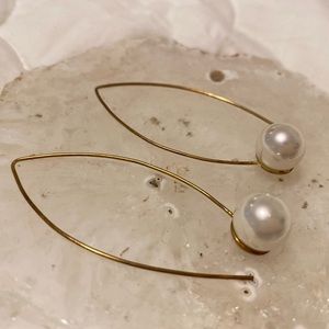 Elegant Pearl gold earrings